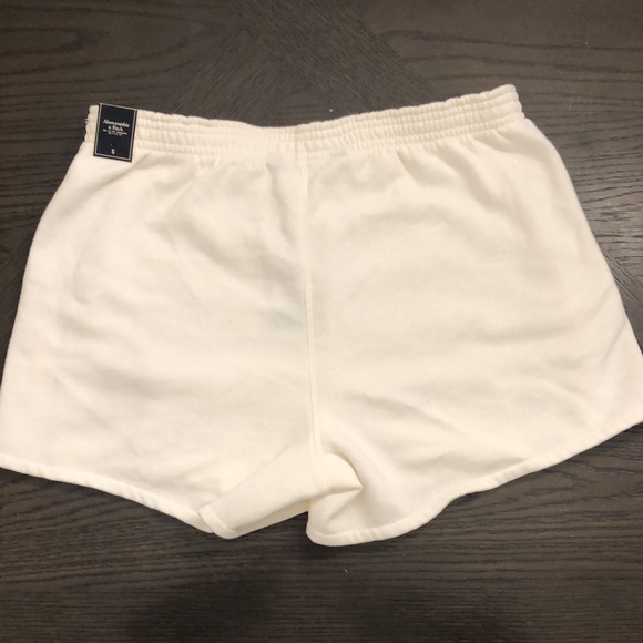 Women’s Brand New Abercrombie & Fitch White Shorts with Red and Blue Accents - Picture 4 of 11